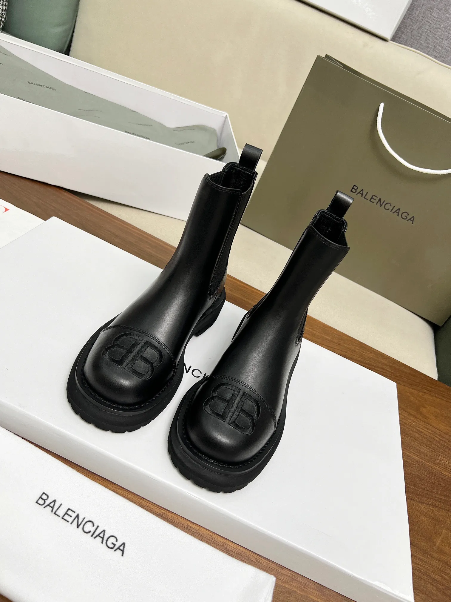 👟👟Ex-factory price 560👟👟 🍓 2024 Autumn and Winter BALENCIAGA/Balenciaga Popular Recommendation [Proud] This shoe is very 🔥popular this year, independent style➕impeccable detail workmanship everywhere. 🆚Fabric: First-layer cowhide. Inner sheepskin size 35-40, 41 can be customized.
